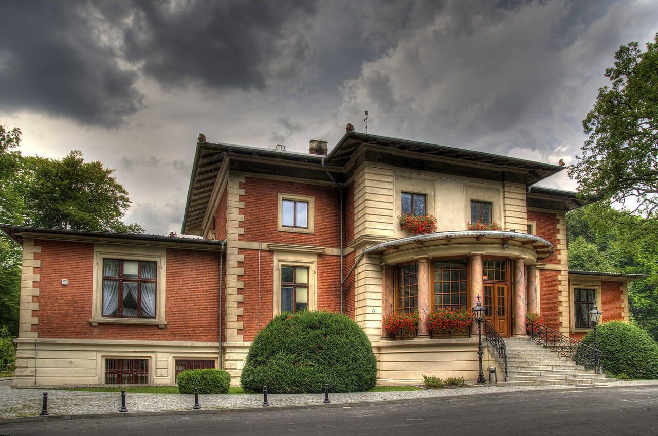 20120728 14488 89 90 Pntnr Porażyn Pałac Z 1880 R W Zespole Dworskim (1)