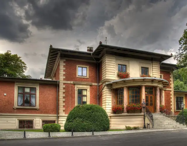 20120728 14488 89 90 Pntnr Porażyn Pałac Z 1880 R W Zespole Dworskim (1)